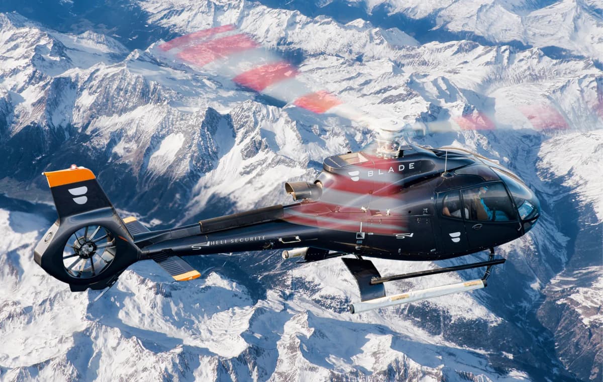 Airbus H130 Héli Sécurité — en vol au-dessus des Alpes enneigées