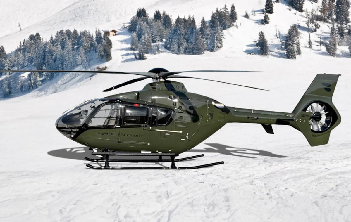 Airbus H135 Héli Sécurité — en vol au-dessus des Alpes enneigées