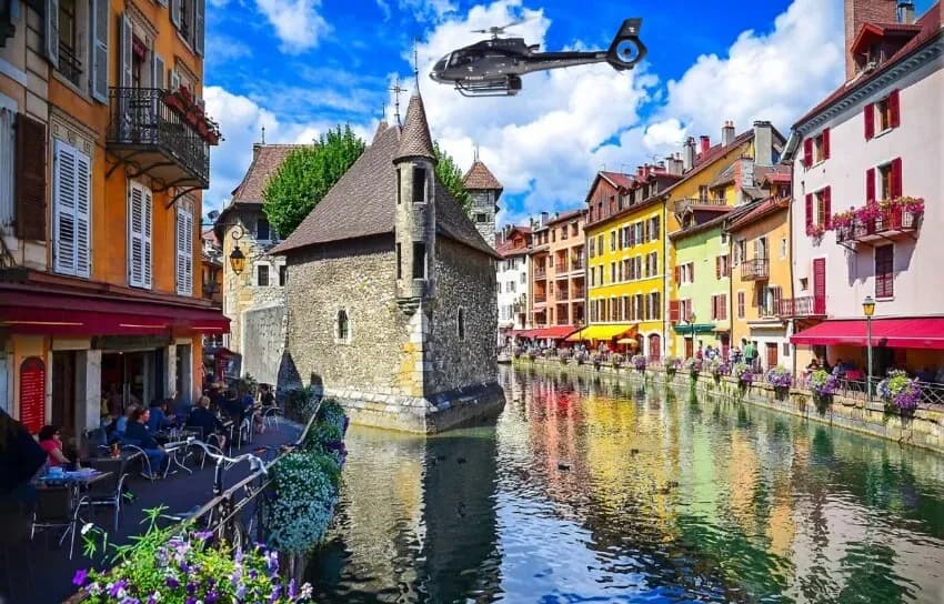 H130 Héli Sécurité survolant Annecy