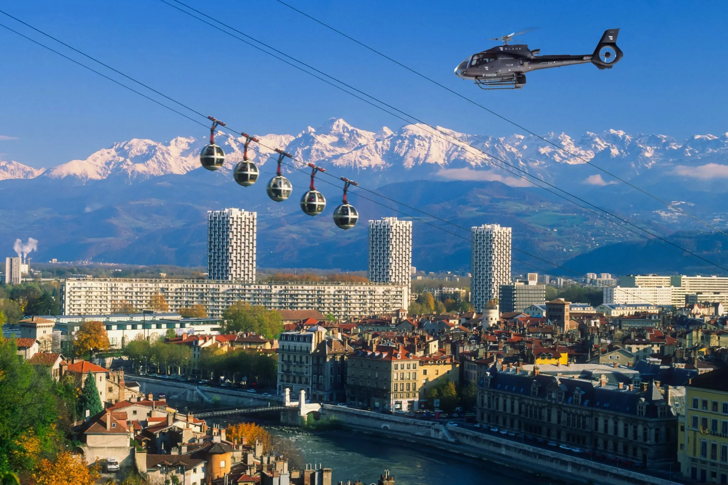 H130 Héli Sécurité survolant Grenoble