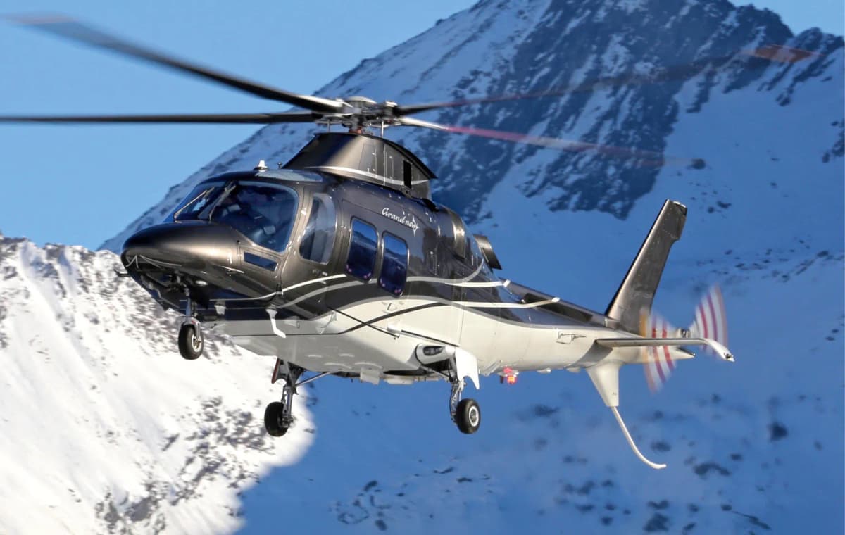 Leonardo AW109 Héli Sécurité — en vol au-dessus des Alpes enneigées