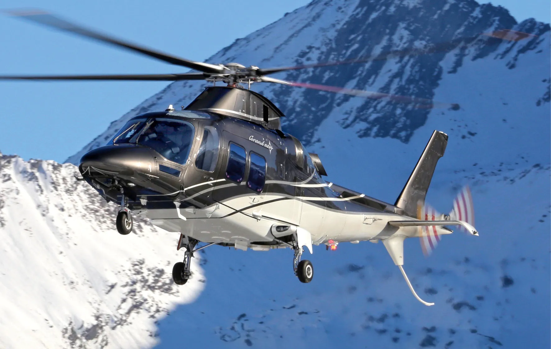 Leonardo AW109 Héli Sécurité — en vol au-dessus des Alpes enneigées