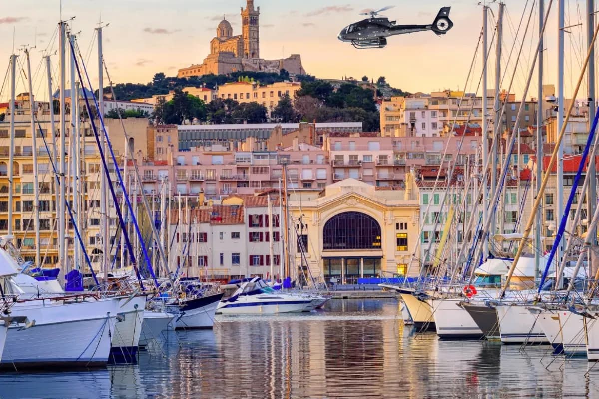 H130 Héli Sécurité survolant Marseille