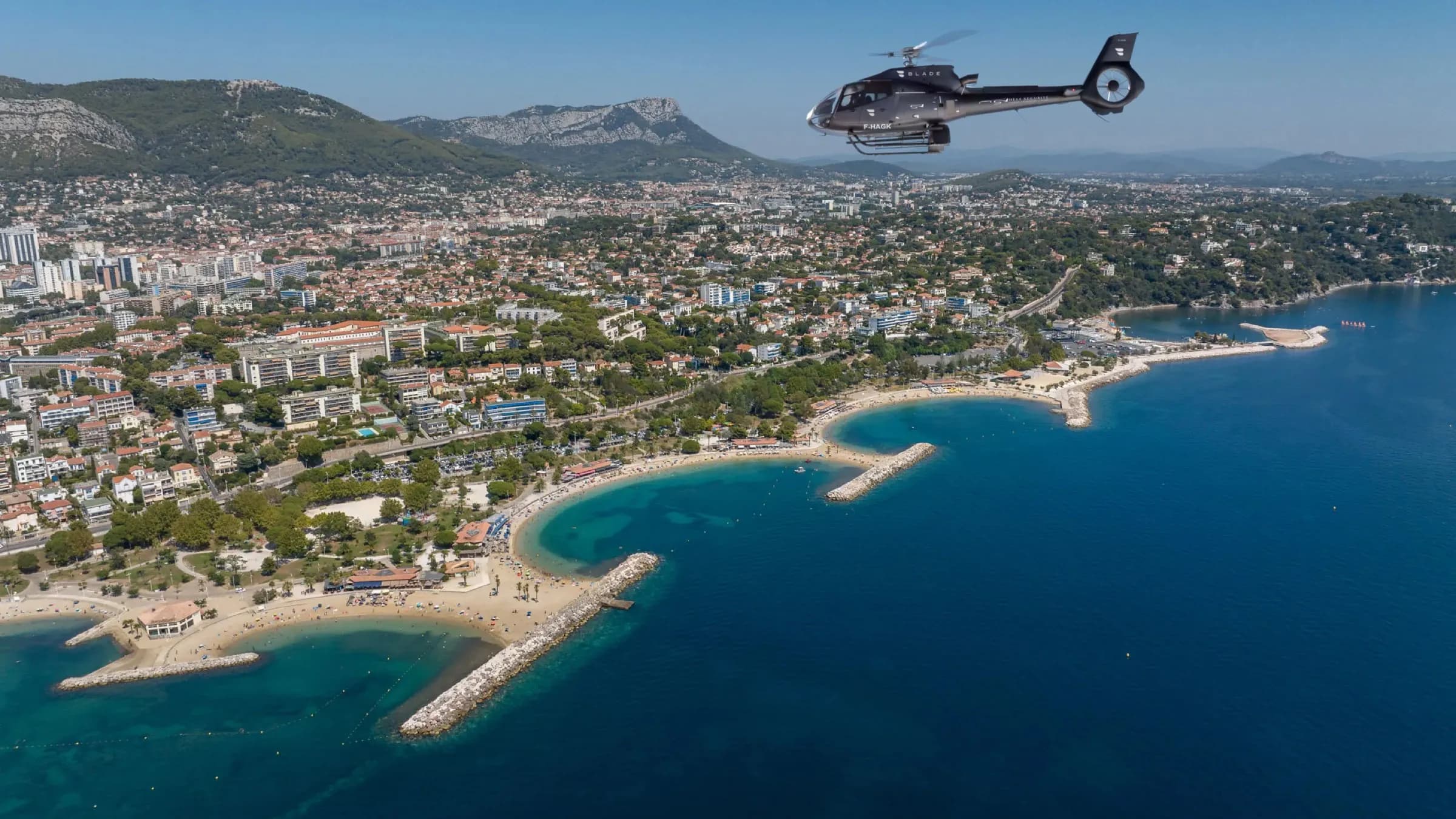 H130 Héli Sécurité survolant Toulon