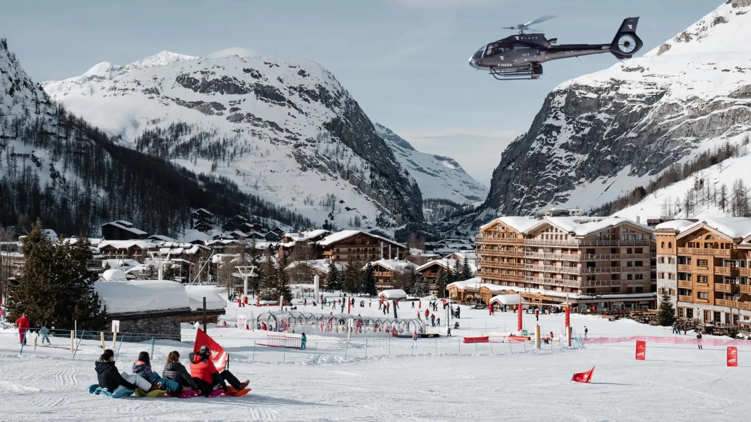 H130 Héli Sécurité survolant Val d'Isère